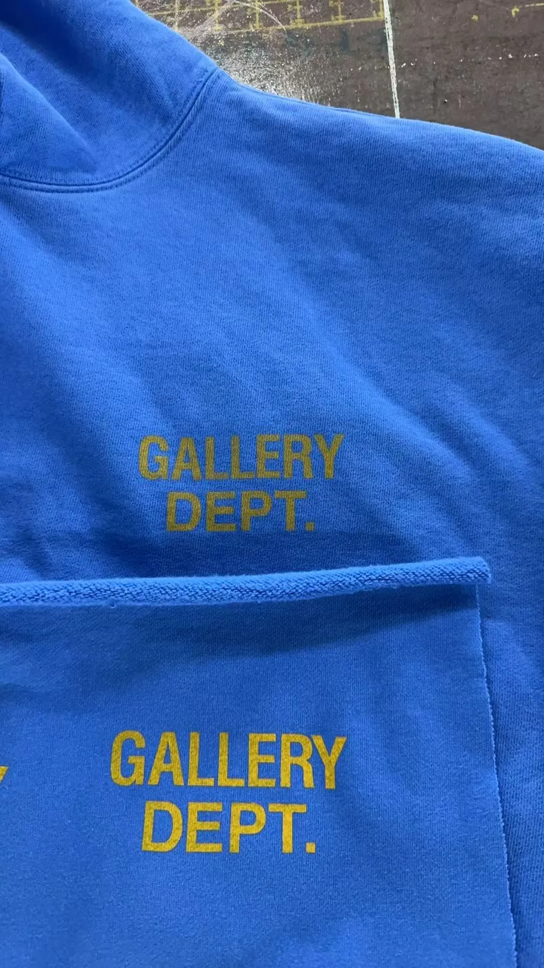 Printing and proofing GALLERY DEPT. 90'S GD LOGO HOODIE/BLU 90's retro destroyed royal blue English hoodie Royal blue S-XL requires custom weaving and dyeing 500g high weight sweatshirt fabric Light fleece treatment on the inside Overall wide and comfortable Loose version Trendy and fashionable Same as the original version Washed and distressed printing Original consistent hang tag With G LOGO hanging grain / yellow triangle warning sign